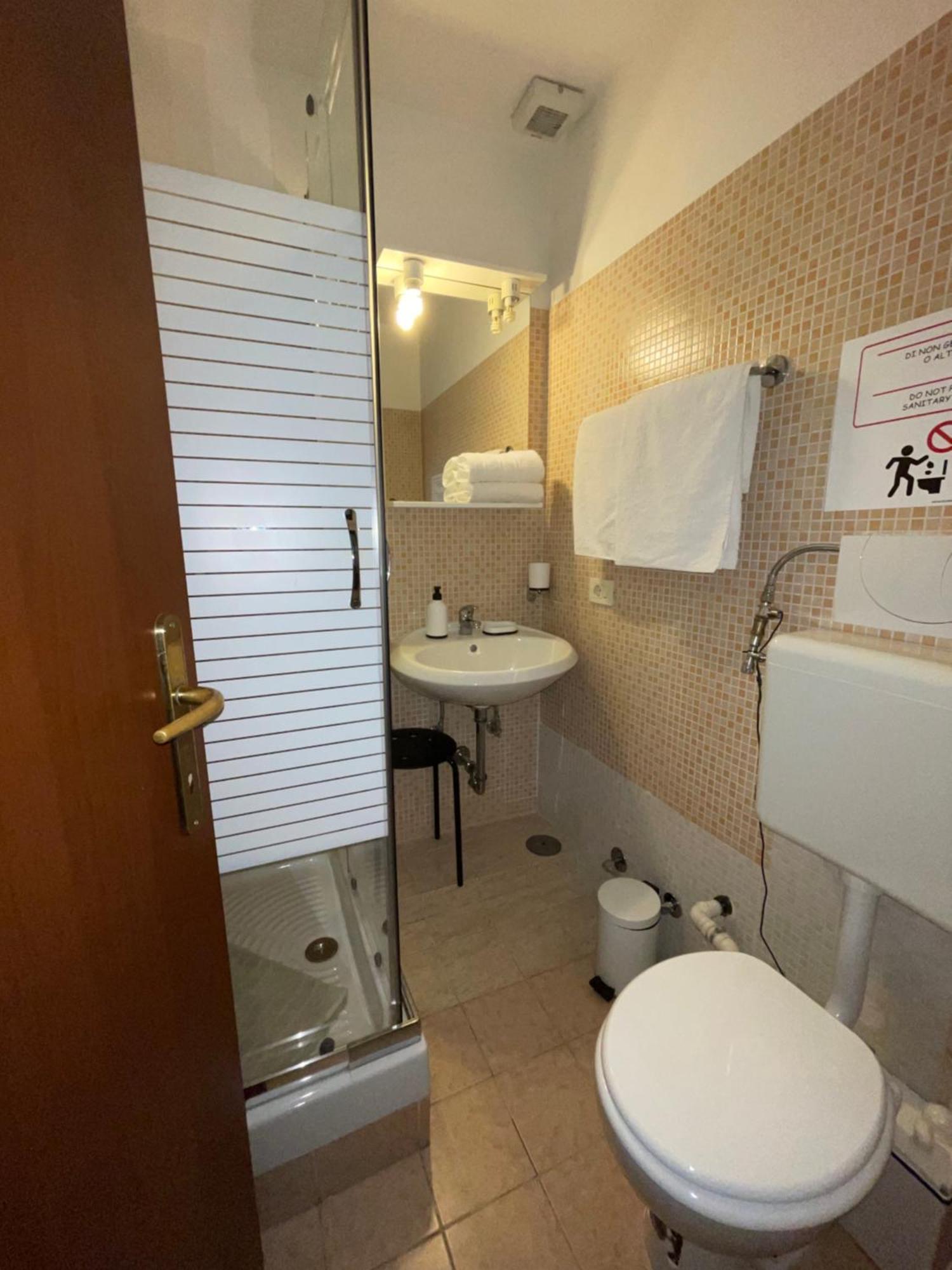 Guest House Meret Roma Eksteriør bilde